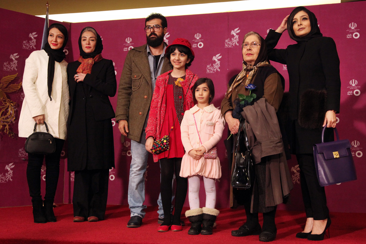 ساره بیات در فرش قرمز فیلم سینمایی عادت نمی‌کنیم به همراه پانته‌آ پناهی‌ها، حدیث میرامینی، شیرین یزدان‌بخش و ابراهیم ابراهیمیان