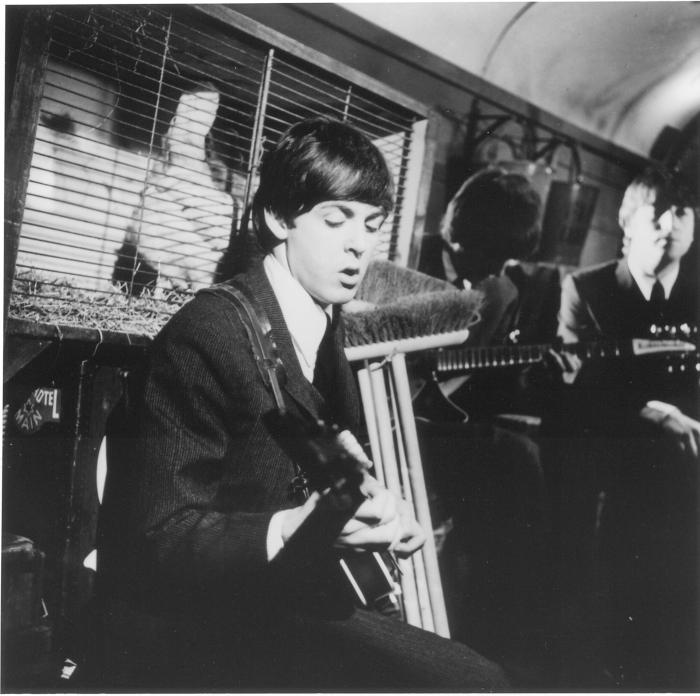 Paul McCartney در صحنه فیلم سینمایی A Hard Day's Night