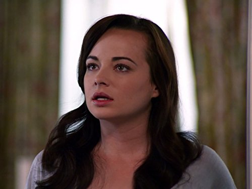 Ashley Rickards در صحنه سریال تلویزیونی Awkward.