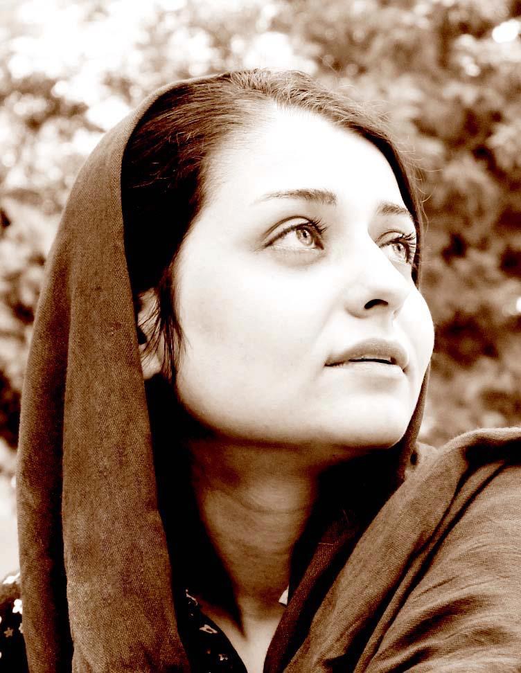 تصویری از سارا صفری، طراح صحنه و بازیگر سینما و تلویزیون در حال بازیگری سر صحنه یکی از آثارش