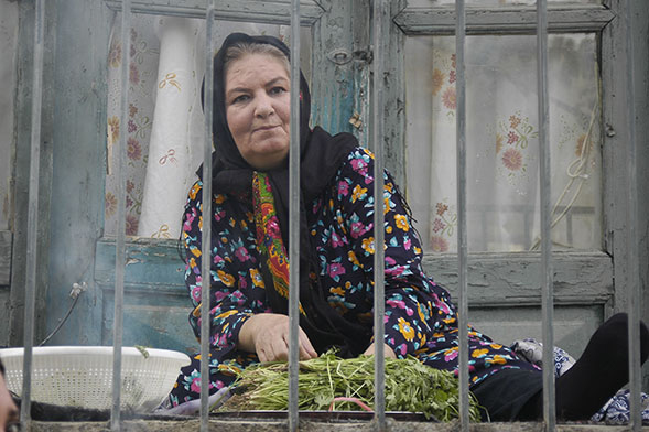 تصویری از مینا جعفرزاده، بازیگر سینما و تلویزیون در حال بازیگری سر صحنه یکی از آثارش