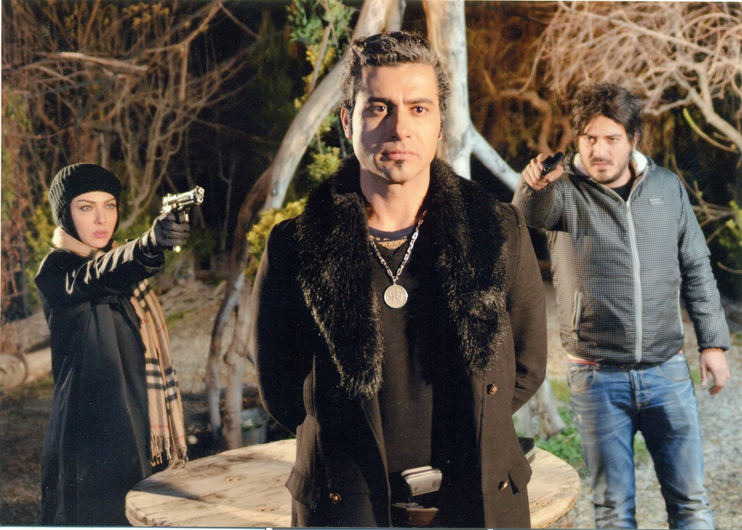 تصویری از علی جلالی، بازیگر سینما و تلویزیون در حال بازیگری سر صحنه یکی از آثارش