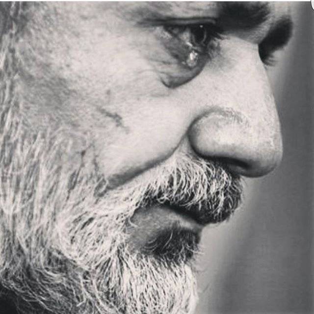 تصویری از پرویز پرستویی، بازیگر و تهیه کننده سینما و تلویزیون در حال بازیگری سر صحنه یکی از آثارش