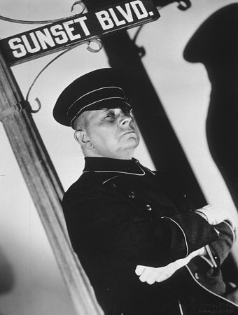 Erich von Stroheim در صحنه فیلم سینمایی بلوار سانست