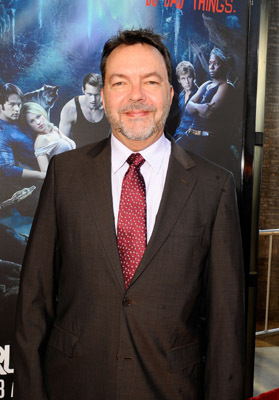 Alan Ball در صحنه سریال تلویزیونی خون حقیقی