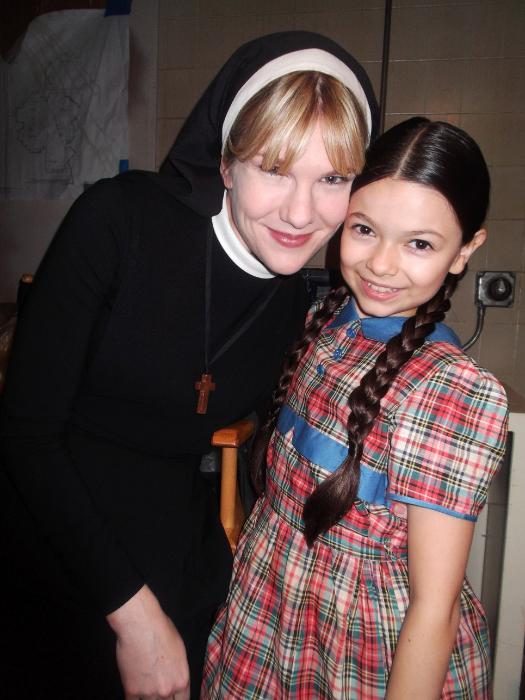 Nikki Hahn در صحنه سریال تلویزیونی داستان ترسناک آمریکایی به همراه Lily Rabe