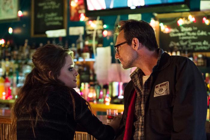 Carly Chaikin در صحنه سریال تلویزیونی آقای ربات به همراه Christian Slater