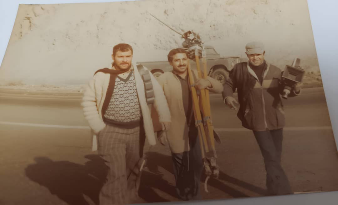 تصویری از صفر عبدلی، گروه فیلمبرداری و دستیار دوم فیلمبردار سینما و تلویزیون در پشت صحنه یکی از آثارش