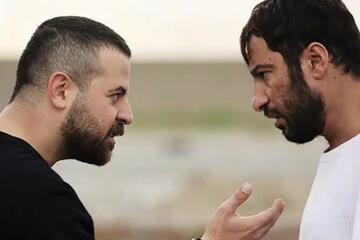 هومن سیدی در صحنه سریال شبکه نمایش خانگی قورباغه به همراه نوید محمدزاده