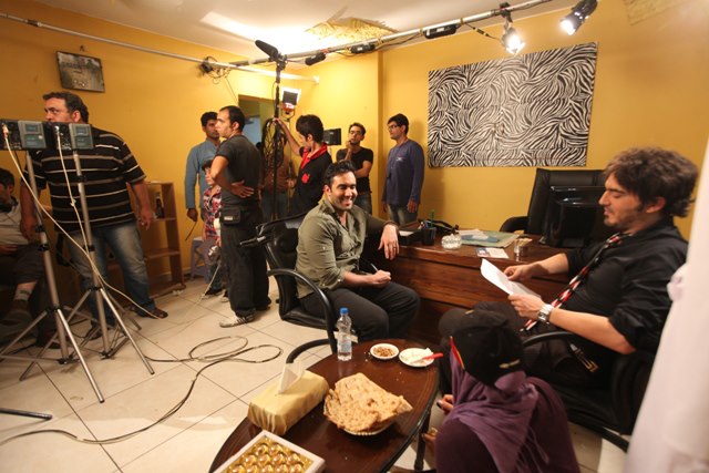 نیما شاهرخ‌شاهی در پشت صحنه فیلم سینمایی آقای الف به همراه پوریا پورسرخ