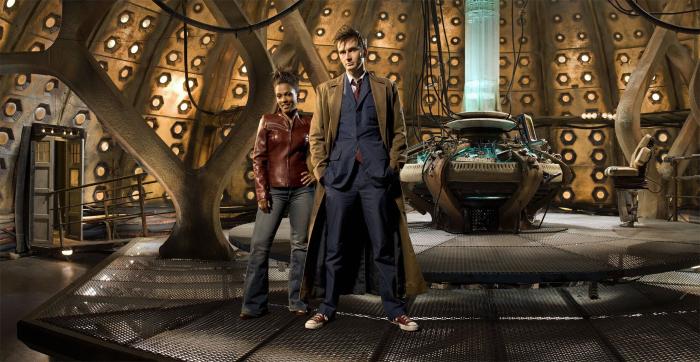 Freema Agyeman در صحنه سریال تلویزیونی Doctor Who به همراه دیوید تننت