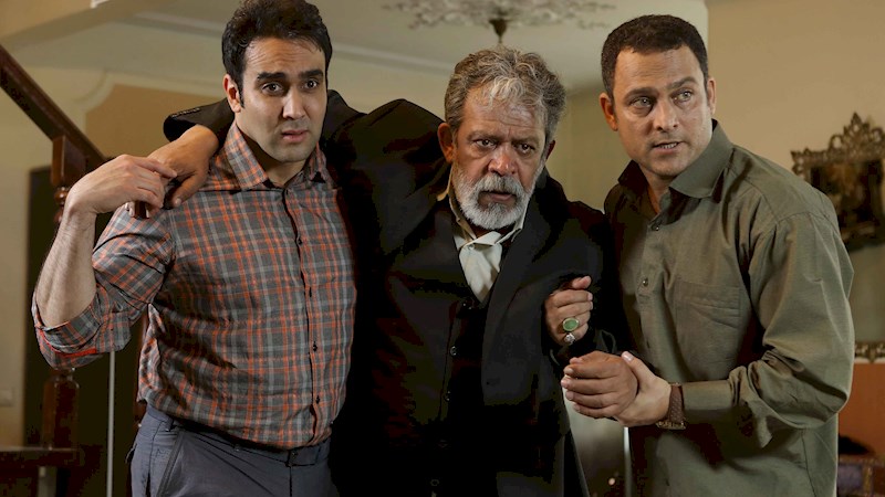 پوریا پورسرخ در صحنه سریال تلویزیونی برادر به همراه حسین یاری و حسن پورشیرازی