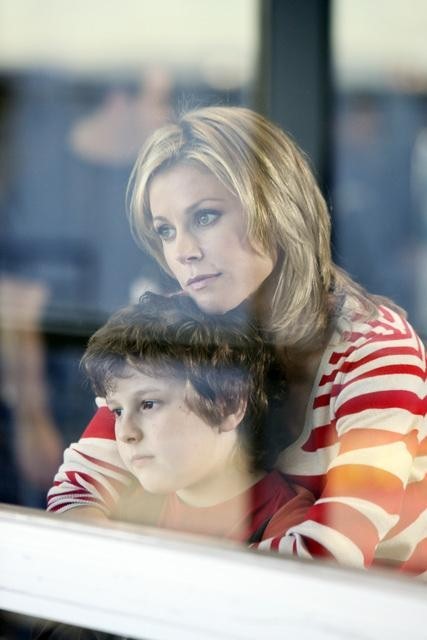 Julie Bowen در صحنه سریال تلویزیونی خانواده امروزی به همراه Nolan Gould
