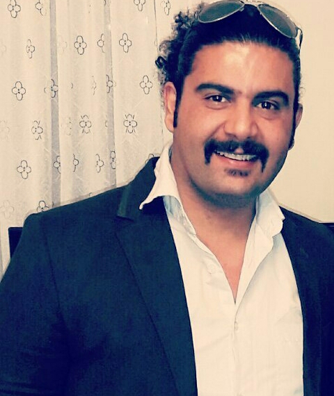 تصویری از سجاد پاکزاد، بازیگر و دستیار صحنه سینما و تلویزیون در حال بازیگری سر صحنه یکی از آثارش