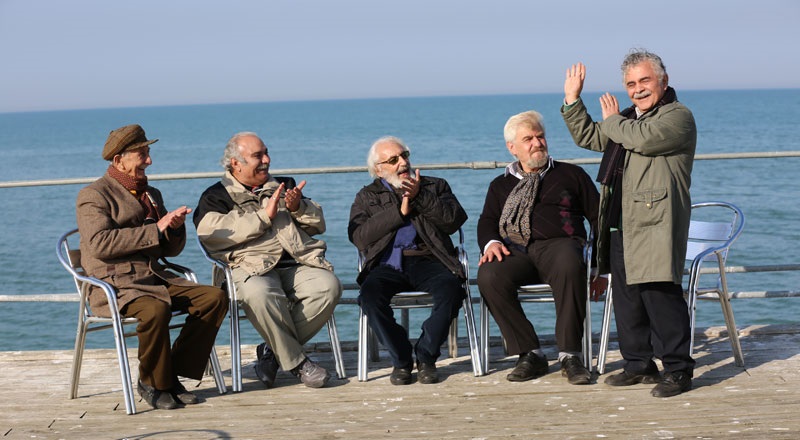 جمشید مشایخی در صحنه فیلم سینمایی رفقای خوب به همراه محمد کاسبی، داریوش اسدزاده، عنایت بخشی و احمدرضا اسعدی
