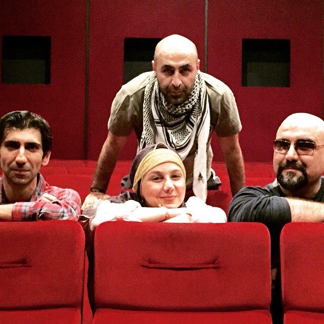 تصویری از امیرکاوه آهنجان، بازیگر سینما و تلویزیون در پشت صحنه یکی از آثارش به همراه بهنوش بختیاری و سینا رازانی