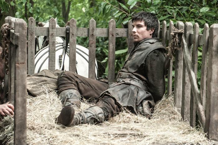 Joe Dempsie در صحنه سریال تلویزیونی بازی تاج و تخت