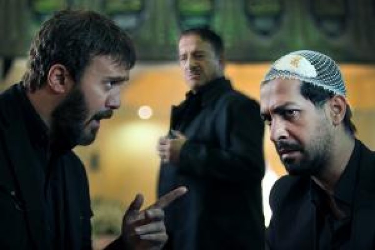 کامران تفتی در صحنه سریال تلویزیونی میکائیل به همراه علیرضا خمسه و کامبیز دیرباز