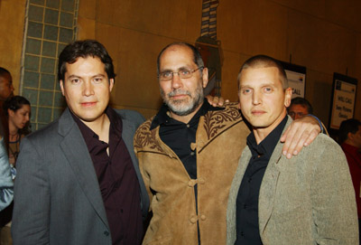 Guillermo Arriaga در صحنه فیلم سینمایی The Three Burials of Melquiades Estrada به همراه Julio Cedillo و بری پیپر