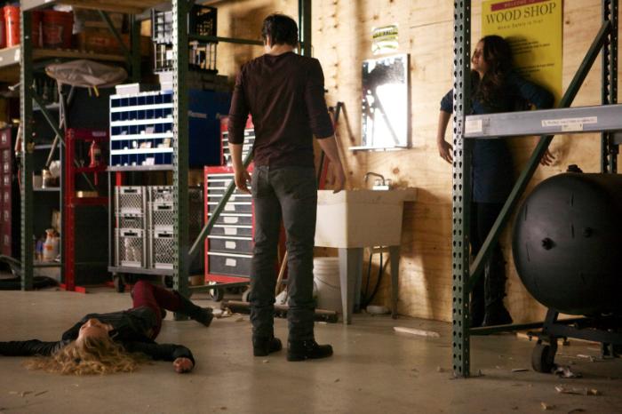 Penelope Mitchell در صحنه سریال تلویزیونی خاطرات خون آشام به همراه Ian Somerhalder و Nina Dobrev