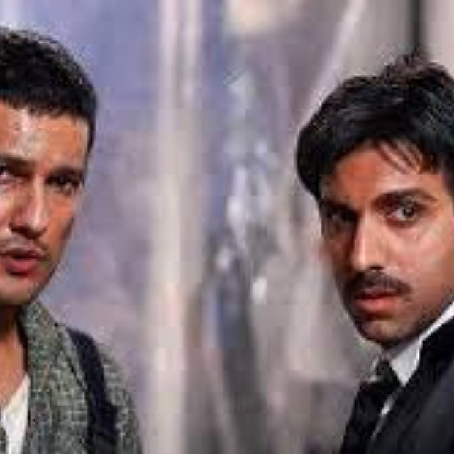 تصویری از پولاد کیمیایی، بازیگر و کارگردان سینما و تلویزیون در حال بازیگری سر صحنه یکی از آثارش