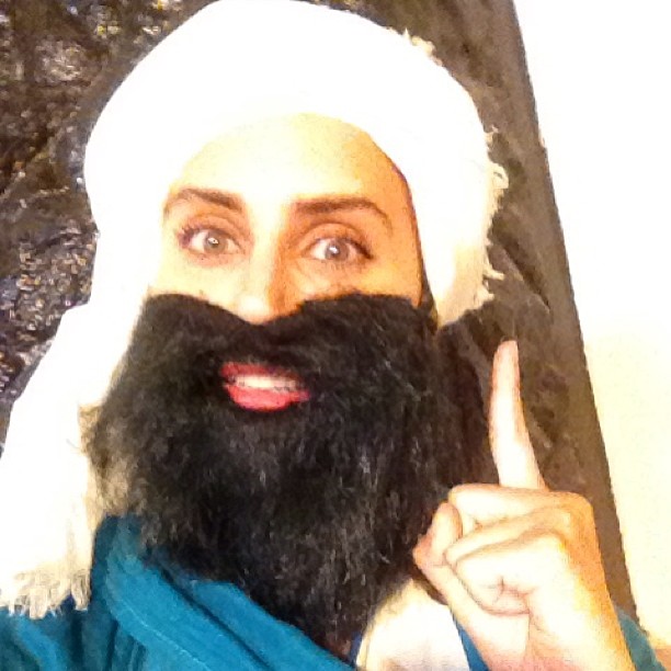 تصویری از الناز شاکردوست، بازیگر و طراح لباس سینما و تلویزیون در حال بازیگری سر صحنه یکی از آثارش