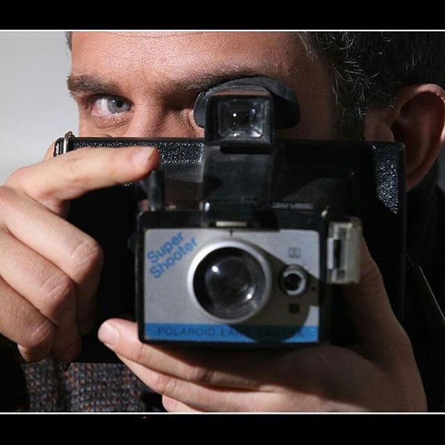 تصویری از بابک حمیدیان، بازیگر و تهیه کننده سینما و تلویزیون در حال بازیگری سر صحنه یکی از آثارش