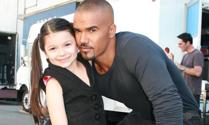 Nikki Hahn در صحنه سریال تلویزیونی ذهن های مجرم به همراه Shemar Moore