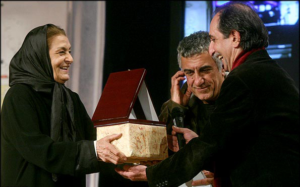 تصویری از رضا کیانیان، بازیگر و نویسنده سینما و تلویزیون در حال بازیگری سر صحنه یکی از آثارش به همراه فرهاد آئیش