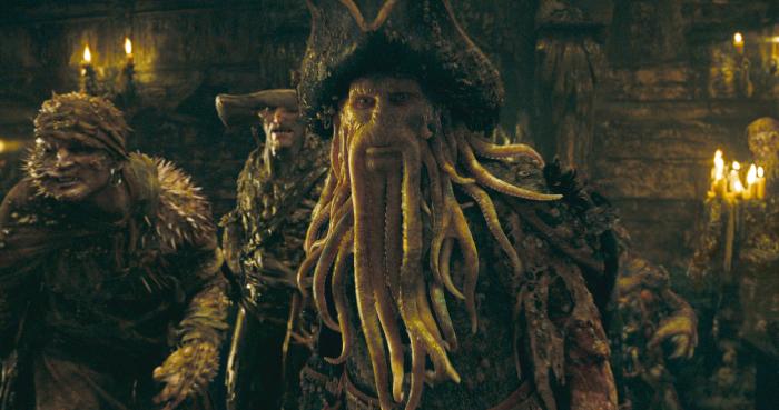 Clive Ashborn در صحنه فیلم سینمایی دزدان دریایی کارائیب: پایان جهان به همراه بیل نای و Dermot Keaney