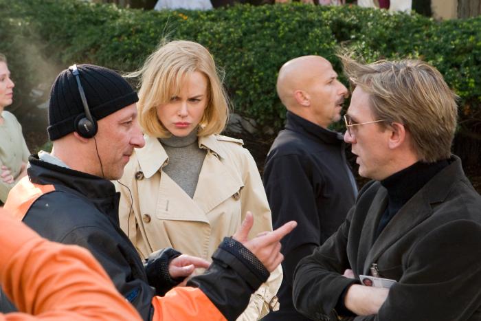 الیور هرشبیگل در صحنه فیلم سینمایی تهاجم به همراه دنیل کریگ و نیکول کیدمن