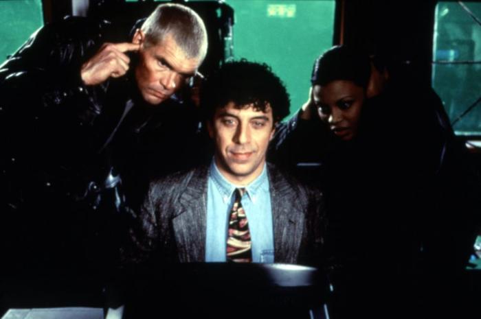 Afifi Alaouie در صحنه فیلم سینمایی تحت محاصره2: قلمرو تاریکی به همراه Everett McGill و Eric Bogosian