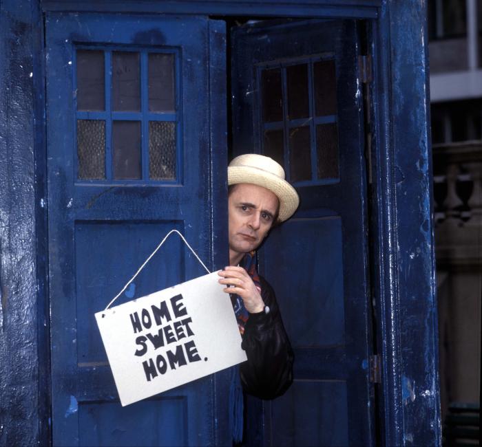 Sylvester McCoy در صحنه سریال تلویزیونی دکتر هو