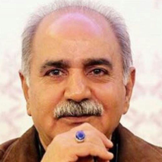 تصویری از پرویز پرستویی، بازیگر و تهیه کننده سینما و تلویزیون در حال بازیگری سر صحنه یکی از آثارش