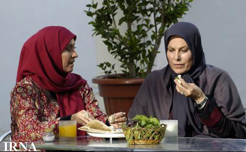 رویا تیموریان در صحنه سریال تلویزیونی شمس‌العماره به همراه مهرانه مهین‌ترابی