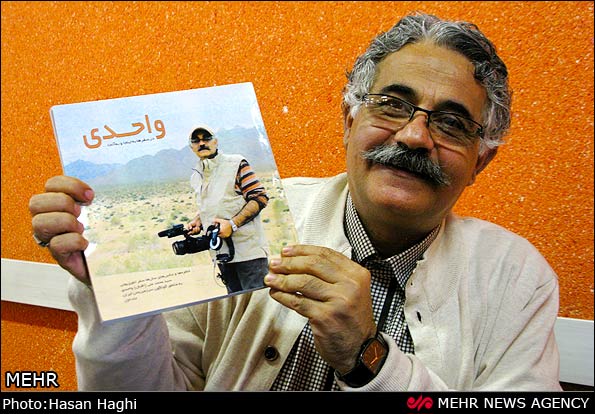 تصویری از محمدعلی اقبال واحدی، مجری و تهیه کننده سینما و تلویزیون در حال بازیگری سر صحنه یکی از آثارش