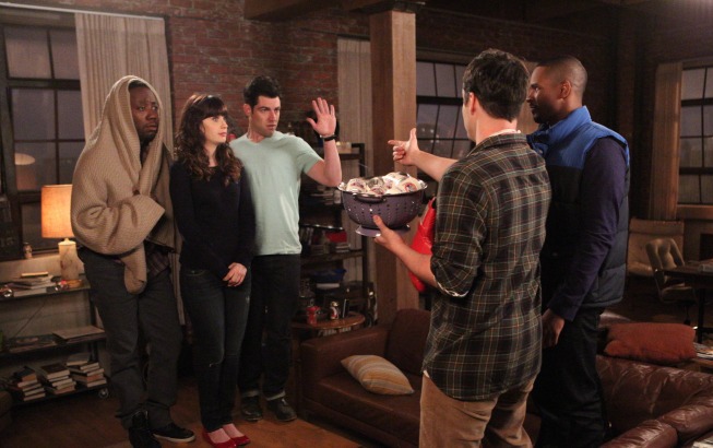 Jake Johnson در صحنه سریال تلویزیونی دختر جدید به همراه زویی دشانل، ماکس گرینفیلد، Damon Wayans Jr. و Lamorne Morris
