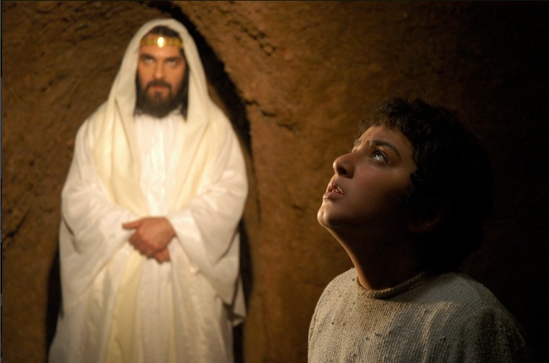 حسین جعفری در صحنه سریال تلویزیونی یوسف پیامبر به همراه اردلان شجاع‌کاوه