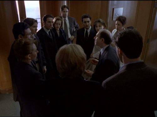 Peter Kelamis در صحنه سریال تلویزیونی پرونده های ایکس به همراه جیلین اندرسون و دیوید دوکاونی