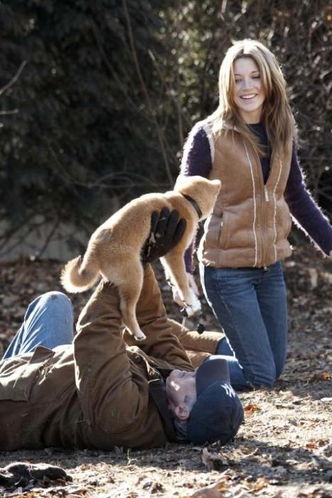 Sarah Roemer در صحنه فیلم سینمایی هاچی: داستان یک سگ به همراه ریچارد گی یر