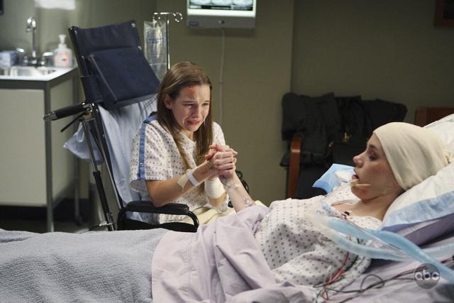 Christa B. Allen در صحنه سریال تلویزیونی آناتومی گری به همراه Kay Panabaker