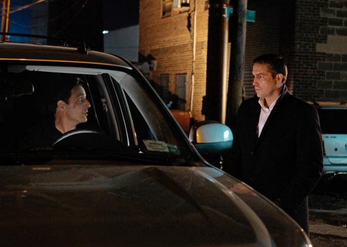 David Valcin در صحنه سریال تلویزیونی مظنون به همراه Jim Caviezel