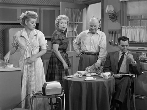 William Frawley در صحنه سریال تلویزیونی عاشقتم لوسی به همراه لوسیل بال، Desi Arnaz و Vivian Vance