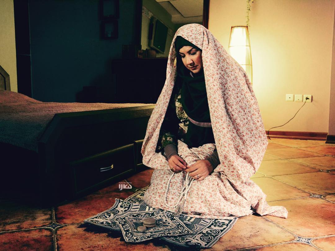 تصویری از پریسا مقتدی، بازیگر سینما و تلویزیون در حال بازیگری سر صحنه یکی از آثارش