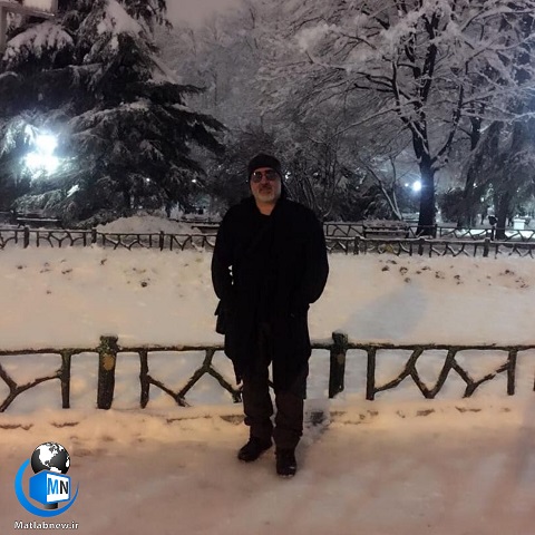 تصویری از علیرضا زمانی‌نسب، بازیگر سینما و تلویزیون در حال بازیگری سر صحنه یکی از آثارش