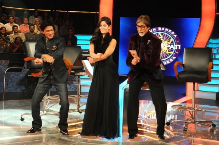 آمیتاب باچان در صحنه سریال تلویزیونی Kaun Banega Crorepati? به همراه شاهرخ خان و Katrina Kaif
