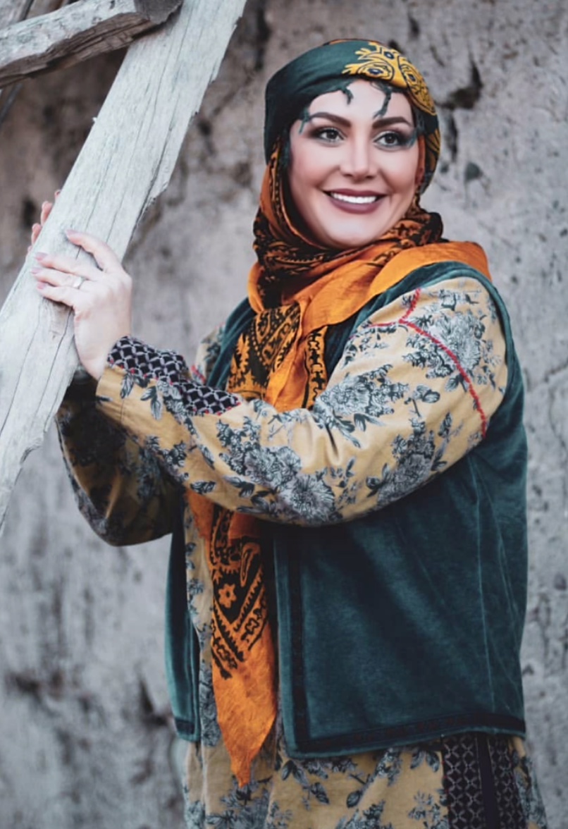 تصویری از مژگان رستمی، بازیگر سینما و تلویزیون در حال بازیگری سر صحنه یکی از آثارش