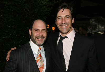 Matthew Weiner در صحنه سریال تلویزیونی مردان مد به همراه Jon Hamm