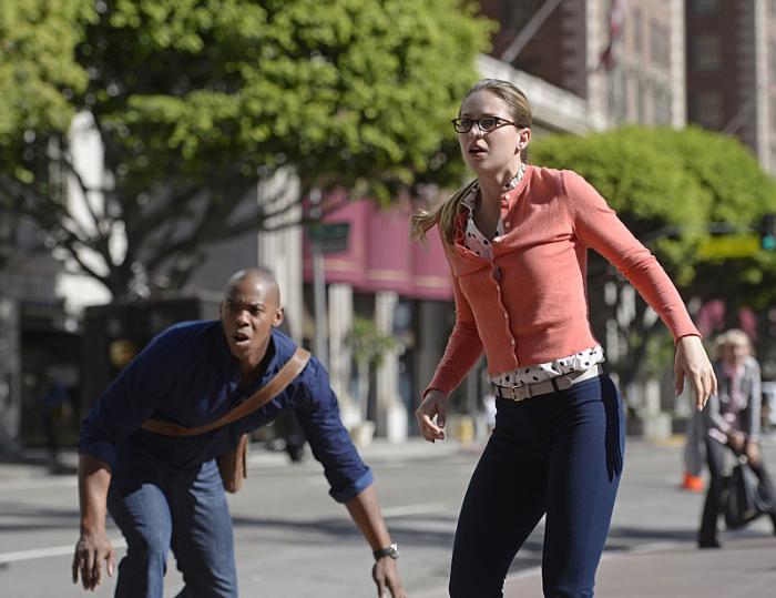 Mehcad Brooks در صحنه سریال تلویزیونی سوپرگرل به همراه ملیسا بنویست