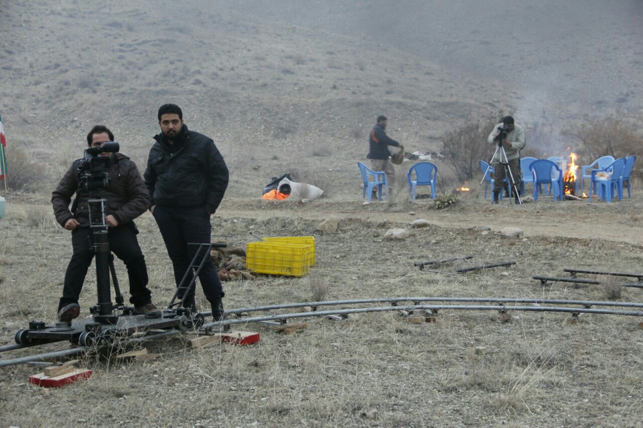 تصویری از اسد آتش بیگی، دستیار کارگردان و برنامه‌ریزی سینما و تلویزیون در حال بازیگری سر صحنه یکی از آثارش